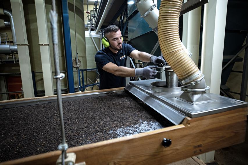 Industrielle Reinigung von Gewürzen im Fließverfahren Industrielle Reinigung von Gewürzen im Fließverfahren bei GREIWING in Hamburg