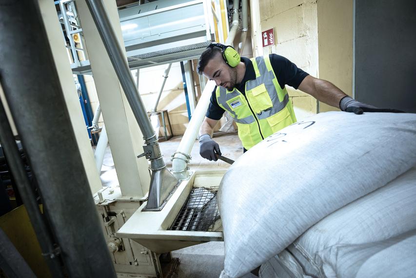 Umfüllen von und in verschiedene Gebinde Umfüllen von und in verschiedene Gebinde bei GREIWING in Hamburg