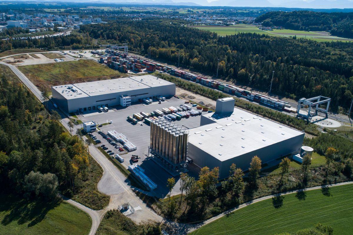 Drohnenaufnahme des Standortes Burghausen der GREIWING logistics for you GmbH Drohnenaufnahme des Standortes Burghausen der GREIWING logistics for you GmbH